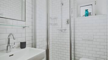 Apartamento exclusivo, 2 quartos, para não fumantes (2nd Floor or Attic) | Banheiro | Chuveiro, produtos de toalete grátis, secador de cabelo
