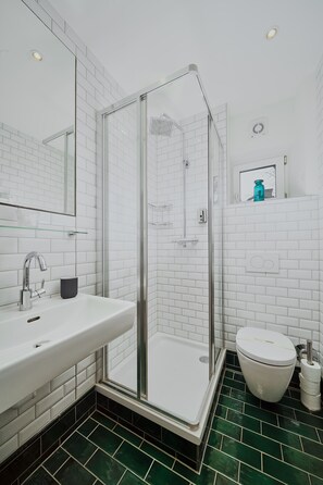 Exclusive Apartment, 2 Bedrooms, Non Smoking, 2nd Floor or Attic (Final Cleaning Fee +65,00 EUR) | Bathroom | Shower, free toiletries, hair dryer, towels - Residence Mozart (Salzburg)