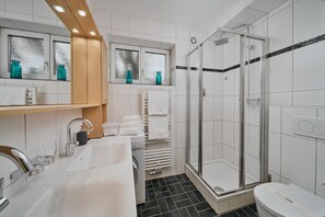 Exclusive Apartment, 2 Bedrooms, Non Smoking, 2nd Floor or Attic (Final Cleaning Fee +65,00 EUR) | Bathroom | Shower, free toiletries, hair dryer, towels