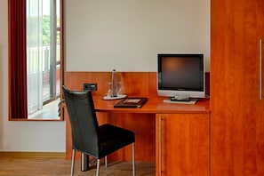 In-room safe, desk, laptop workspace, soundproofing - vevio Hotel & Events (Spiesen-Elversberg)