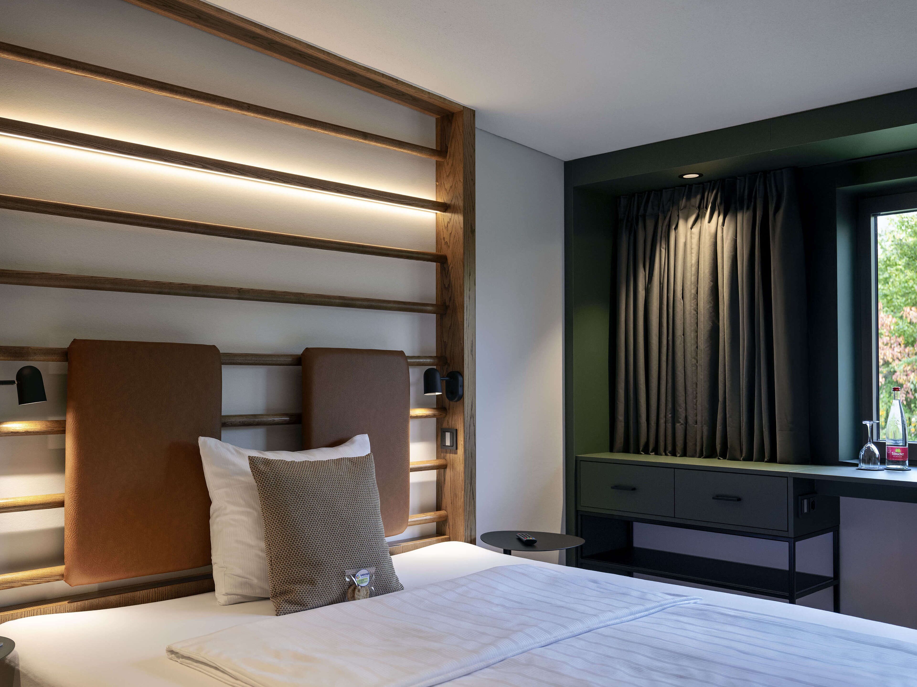 Business Room | Premium bedding, in-room safe, desk, laptop workspace