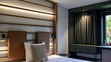 Business Room | Premium bedding, in-room safe, desk, laptop workspace