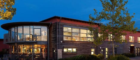 Overnatningsstedets facade – aften/nat