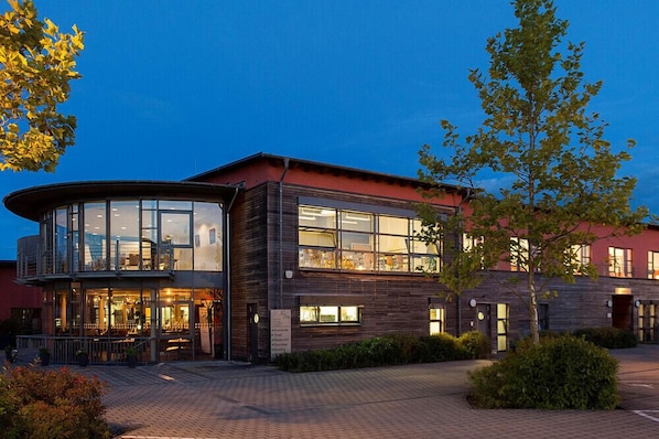 Fassade der Unterkunft – Abend/Nacht