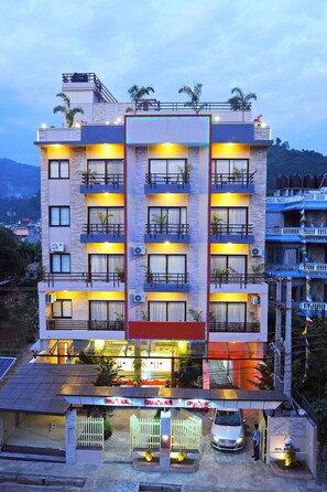 Fachada de la propiedad por la tarde o noche