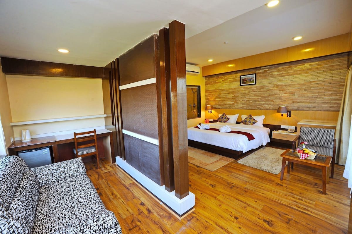 Premium bedding, minibar, desk, soundproofing