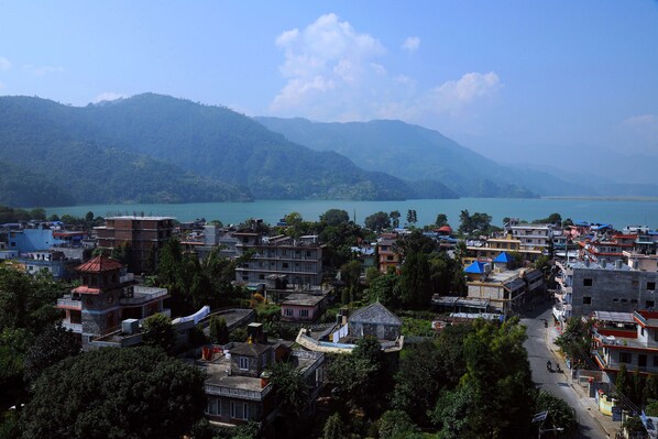 A town with buildings and a lake. - Hotel Queens Park (Pokhara)