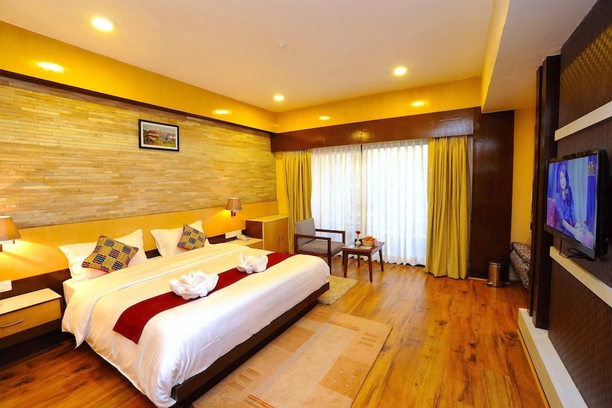 Premium bedding, minibar, desk, soundproofing
