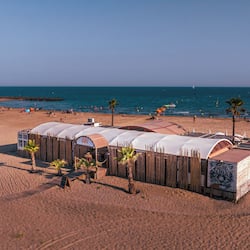 Privéstrand vlakbij, een gratis shuttleservice van/naar het strand