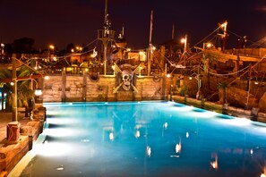 Seasonal outdoor pool, pool loungers - Hotel Pirates World (Agde)