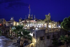 9 restaurants, breakfast, dinner served; French cuisine  - Hotel Pirates World (Agde)
