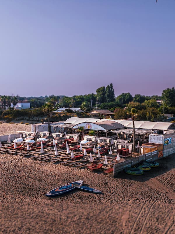 Privéstrand vlakbij, een gratis shuttleservice van/naar het strand