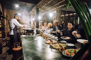 供应早餐、午餐和晚餐，国际美食