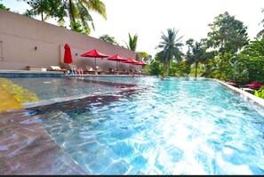 Outdoor pool - Ballena Regency (Mirissa)