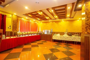 朝食 (コンチネンタル ブレックファスト)、毎日提供 (1 名様 6.00 USD)