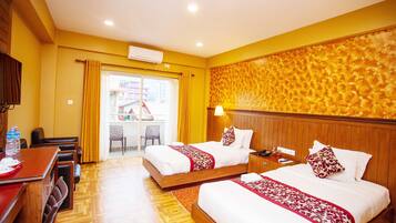 Deluxe Twin kamer, 2 eenpersoonsbedden | Een minibar, een kluis op de kamer, een bureau, verduisterende gordijnen