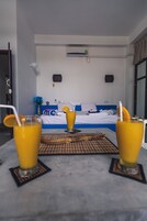 Ropa de cama de alta calidad, colchones con pillow-top y minibar 