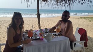 Una mesa en la playa con vista al océano.