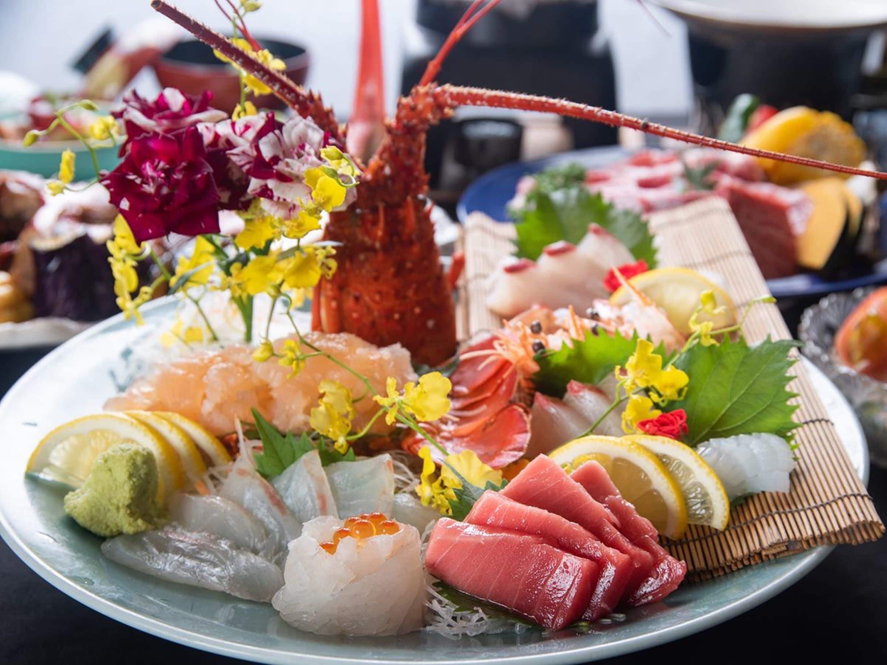 Un plato de sushi con diferentes tipos de pescado y guarniciones.