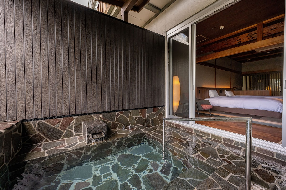 Vierbettzimmer, Nichtraucher, Flussblick | Badezimmer | Kostenlose Toilettenartikel, Haartrockner, Hausschuhe, Bidet