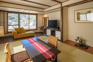 Minibar, in-room safe, desk, free wired internet - Tamaya Ryokan (Ueda)