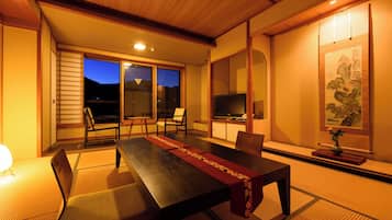 Japanese Style Room for 5 People | Minibar, in-room safe, desk, free wired internet