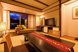 Minibar, in-room safe, desk, free wired internet - Tamaya Ryokan (Ueda)