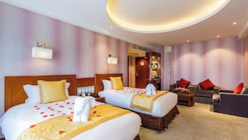 Minibar, brankas, meja kerja, dan tirai kedap cahaya