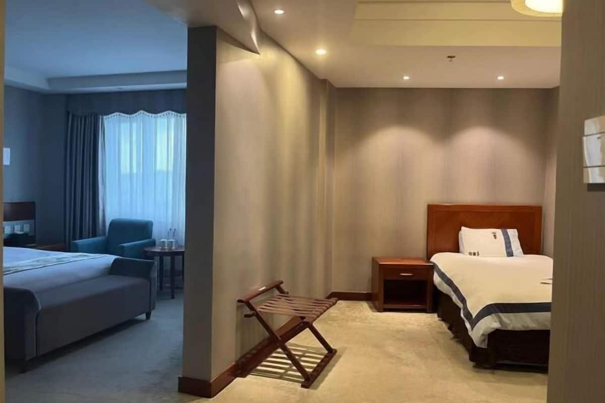 Minibar, két bảo mật tại phòng, bàn, màn/rèm cản sáng