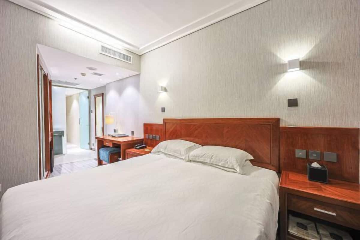 Minibar, két bảo mật tại phòng, bàn, màn/rèm cản sáng
