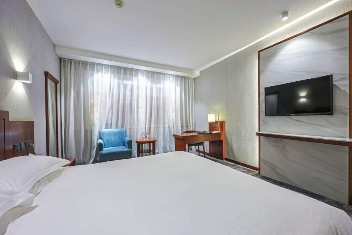 Minibar, két bảo mật tại phòng, bàn, màn/rèm cản sáng