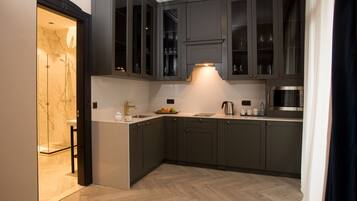 Museum Suite | Private kitchen | Electric kettle