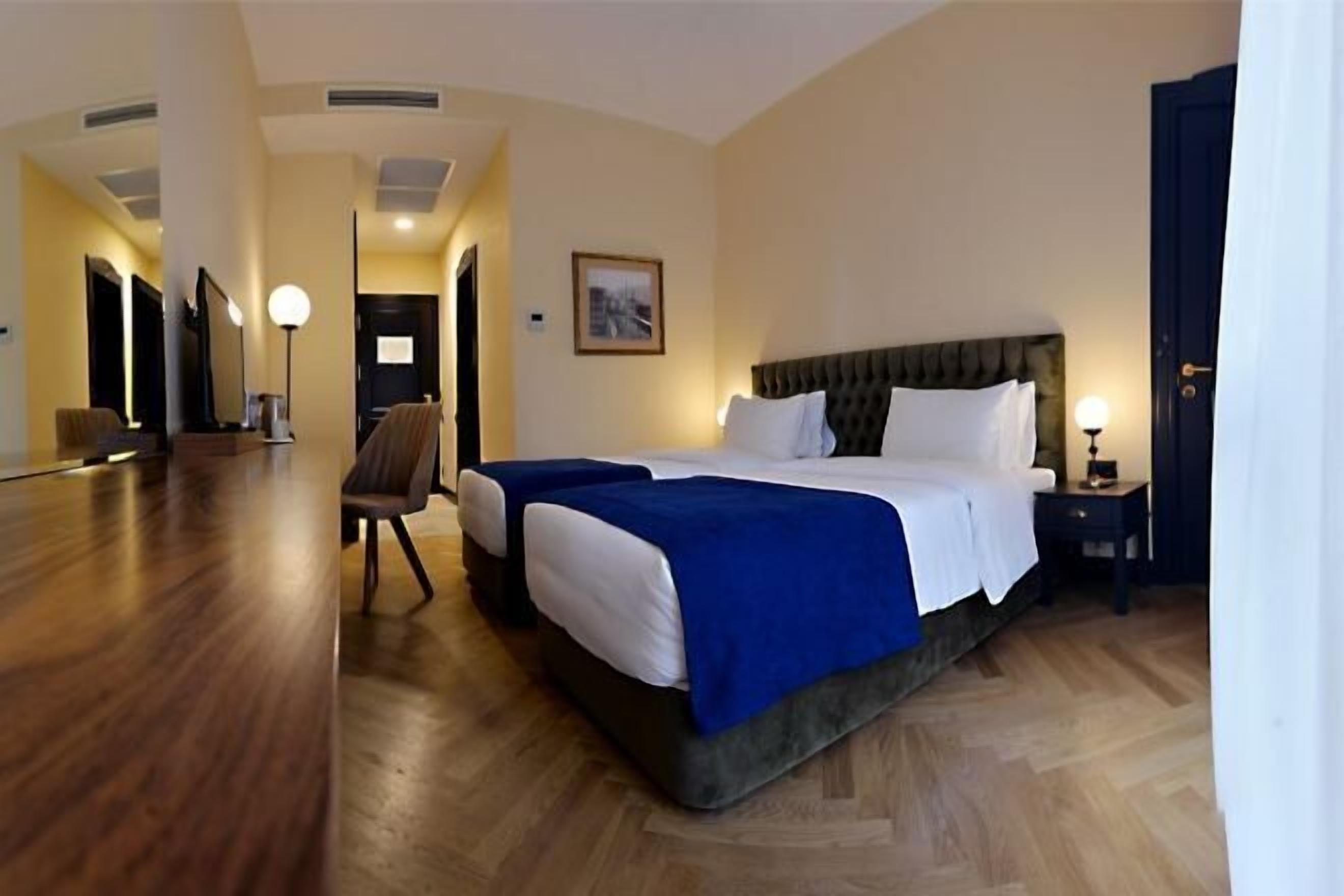 Minibar, safe på rommet, skrivebord og lydisolert