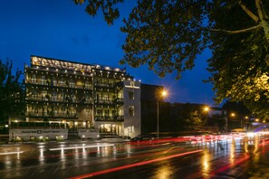 Fassade der Unterkunft – Abend/Nacht