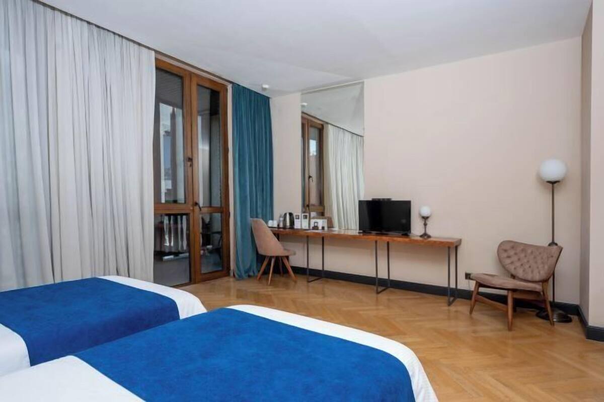 Minibar, coffres-forts dans les chambres, bureau, chambres insonorisées