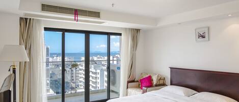 Comfort Suite, Sea View | In-room safe, desk, free WiFi