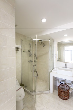 Shower, free toiletries, hair dryer, slippers - Sanya Huabaoshi Hotel (Sanya)