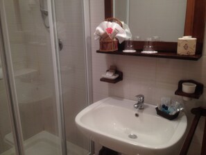 Dutxa, articles de tocador gratuïts, assecador de cabells i bidet 