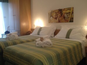 デスク、ベビーベッド、WiFi (無料)