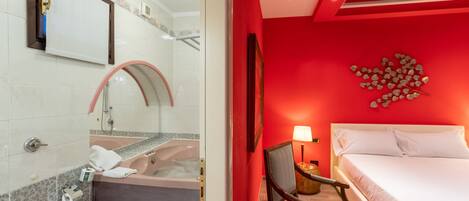 Un baño moderno con bañera, inodoro y ducha.