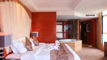 时尚大床房 | 客房内保险箱、办公桌、遮光窗帘、熨斗/熨衣板