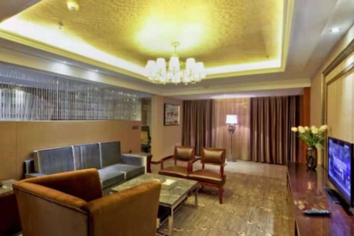 Business Suite | In-room safe, desk, blackout curtains, iron/ironing board