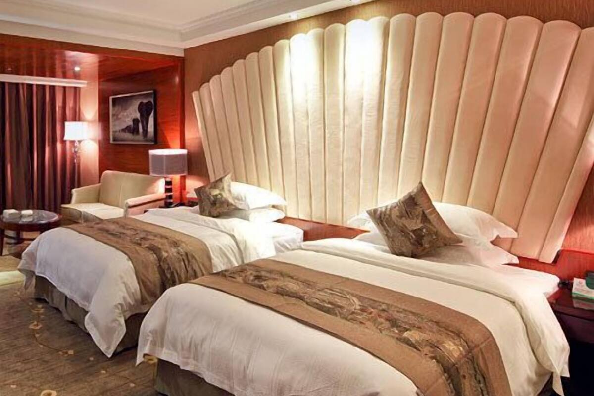 Deluxe Twin Room | In-room safe, desk, blackout curtains, iron/ironing board