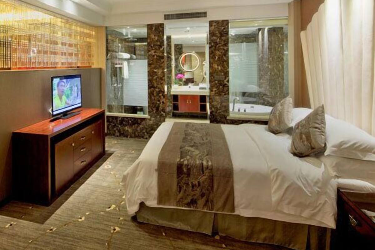 Deluxe King Room | In-room safe, desk, blackout curtains, iron/ironing board