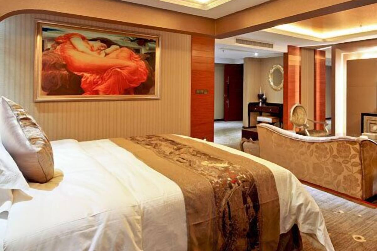 Presidential Suite | In-room safe, desk, blackout curtains, iron/ironing board