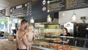 A pizza restaurant with a menu board displaying various pizza options and prices. - Hotel La Diga - Altomincio Family Park (Valeggio sul Mincio)
