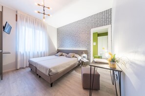 Habitación familiar | Escritorio, tabla de planchar con plancha, cunas (de pago) y wifi gratis