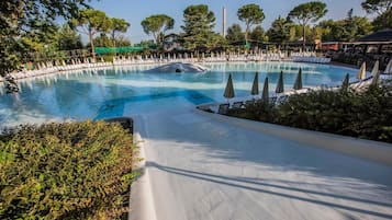 4 outdoor pools, pool umbrellas, sun loungers