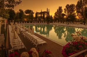 4 outdoor pools, pool umbrellas, sun loungers