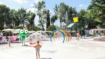 4 outdoor pools, pool umbrellas, sun loungers